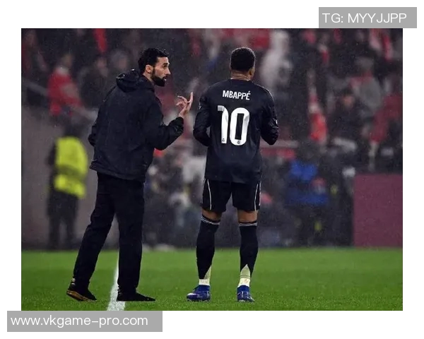 友谊赛精彩对决本菲卡与巴黎圣日耳曼平局红牌事件引发全场热议