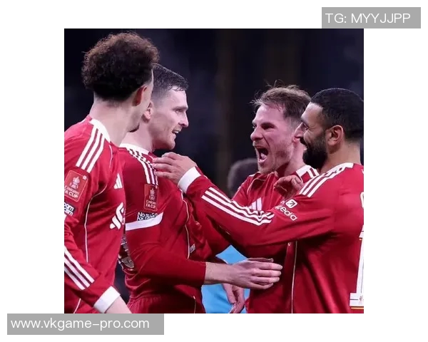 德甲激战：利物浦与拜仁战成平局战术分析引发全场热议